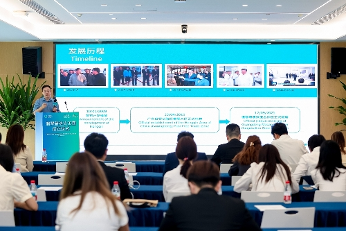 图为成立仪式后，横琴粤澳深度合作区创新发展研究院党支部书记张旭为义工团作专题讲座。（主办方供图）