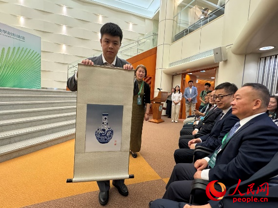 图为捐赠给澳门城市大学的非遗作品。(本报记者富子梅摄)