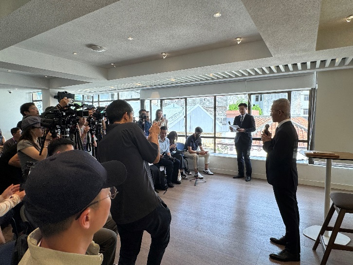 图为戴建业（右）接受粤港澳媒体湾区行联合采访团采访。人民网记者 富子梅 摄