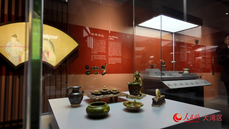 重现“茶圣”陆羽形象的三彩茶具及坐俑模型。人民网实习生 虞乐嘉摄