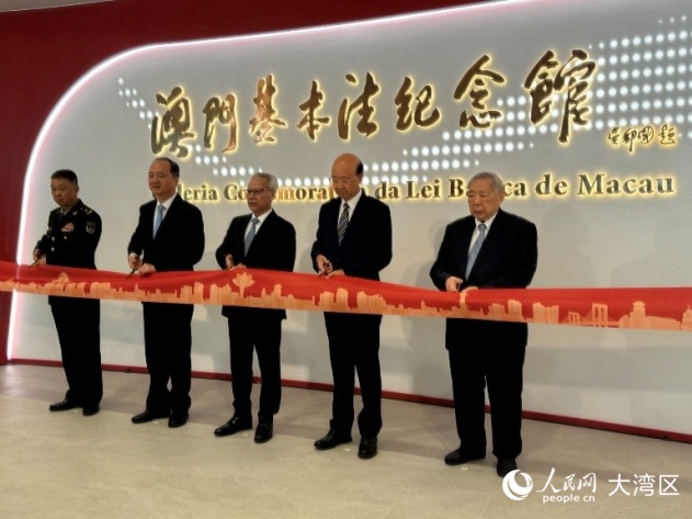 岑浩辉（中）等为纪念馆重整新开剪彩。人民网记者 富子梅摄