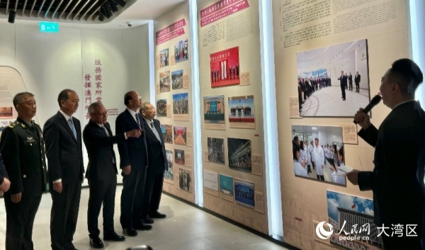 岑浩辉等参观展览。人民网记者 富子梅摄