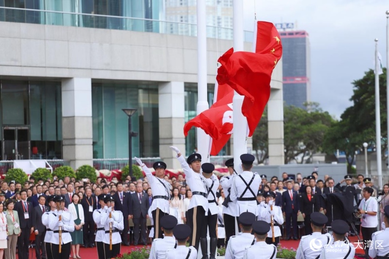 7月1日，香港特区政府在金紫荆广场举行升旗仪式。人民网 吴宇扬扬摄