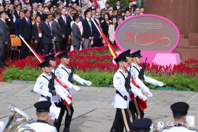 护旗方队踏着中式步操，进入金紫荆广场。人民网 吴宇扬扬摄