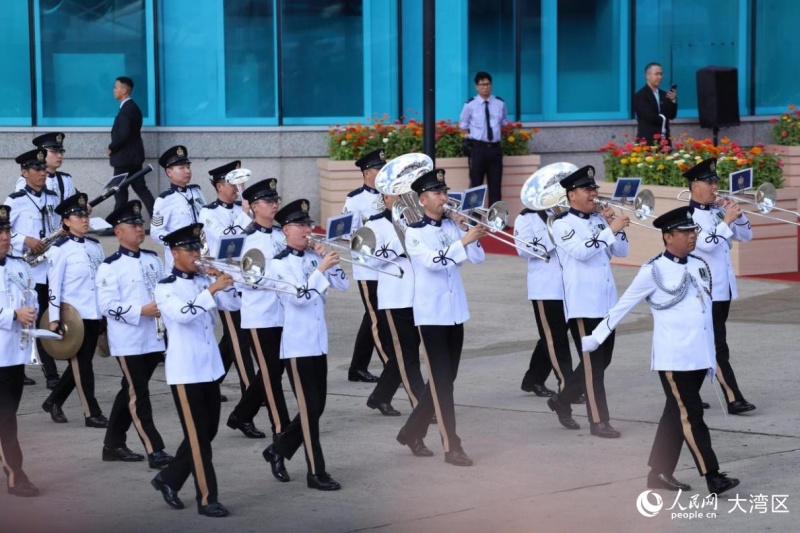 香港警察银乐队进入会场。人民网 吴宇扬扬摄