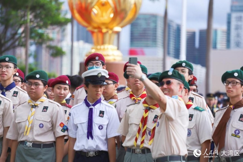 升旗仪式结束后，香港童军总会在金紫荆广场合影留念。人民网 吴宇扬扬摄