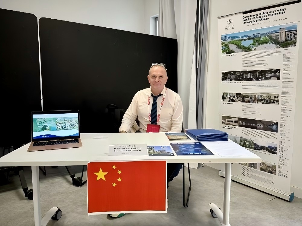 图为澳门大学副教授Michael Whittle在法国参加大会。澳门大学供图