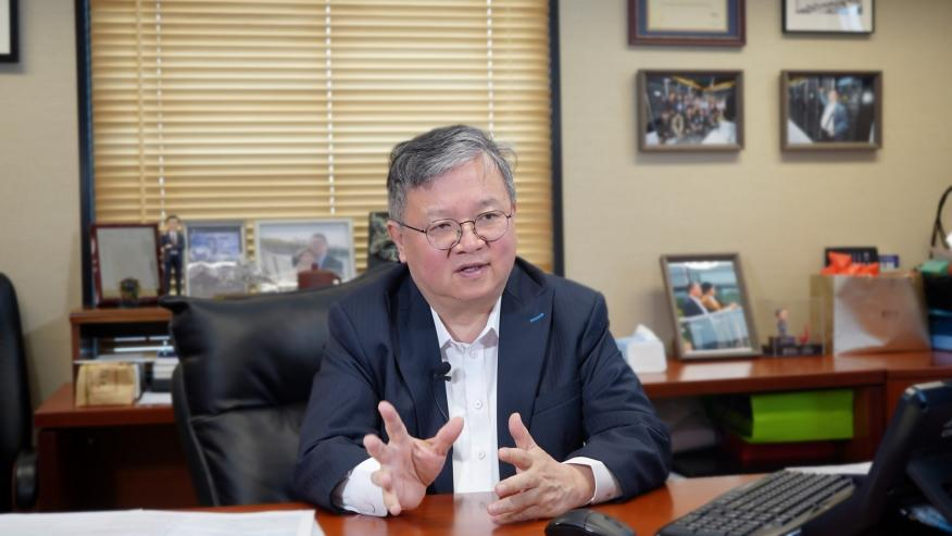 图.港科大首席副校长郭毅可教授日前接受人民网专访。（视频截图）