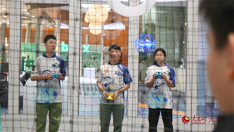 图1.中国香港无人机总会带来“无人机足球”项目演示。人民网 吴宇扬扬 摄