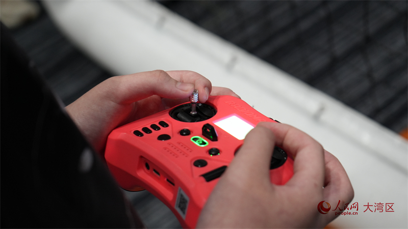 图2.选手正在操作遥控器。人民网 吴宇扬扬 摄