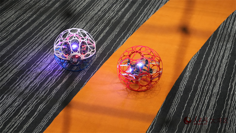 图3.无人机足球准备起飞。人民网 吴宇扬扬 摄