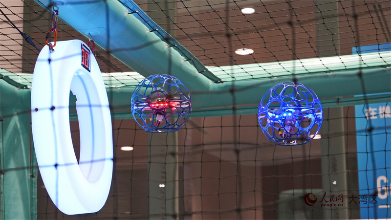 图4.几架在镂空球体内的无人机展开攻防。人民网 吴宇扬扬 摄