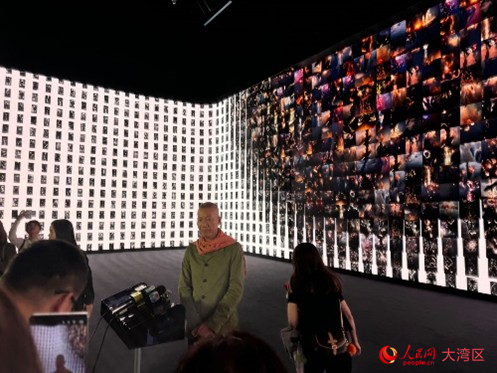 蔡国强在特展展场受访。人民网记者 富子梅摄