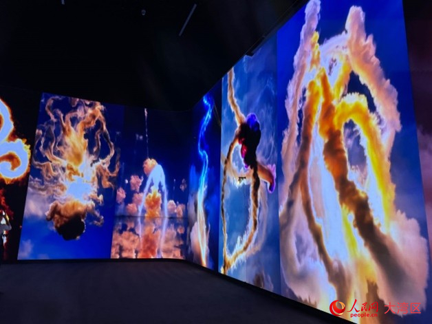 现场呈现的观众参与创作的数字烟花。人民网记者 富子梅摄