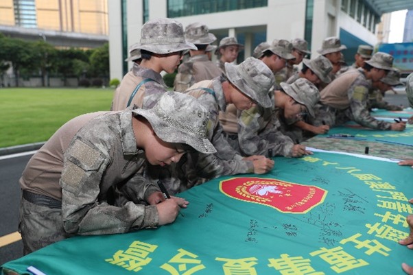 参训学生纷纷在营旗上留下感言。陈帅摄