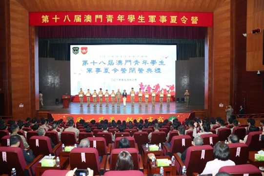 学生代表在闭营典礼上获颁结业证书。陈帅摄