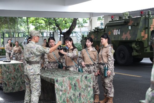 同学们学习枪械知识。周亚峰摄