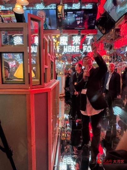 总策展人冯博一介绍主场展入口处的展品。人民网记者 富子梅摄