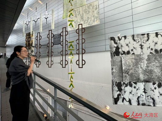 主场展策展团队介绍位于楼层过道空间的展品。人民网记者 富子梅摄