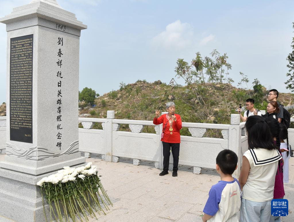 在香港新界屯门龙鼓滩的刘春祥抗日英雄群体纪念碑前，90岁的抗日老战士林珍为人们讲述中国共产党领导下的东江纵队港九独立大队的故事（2025年3月15日摄）。新华社记者 陈铎 摄