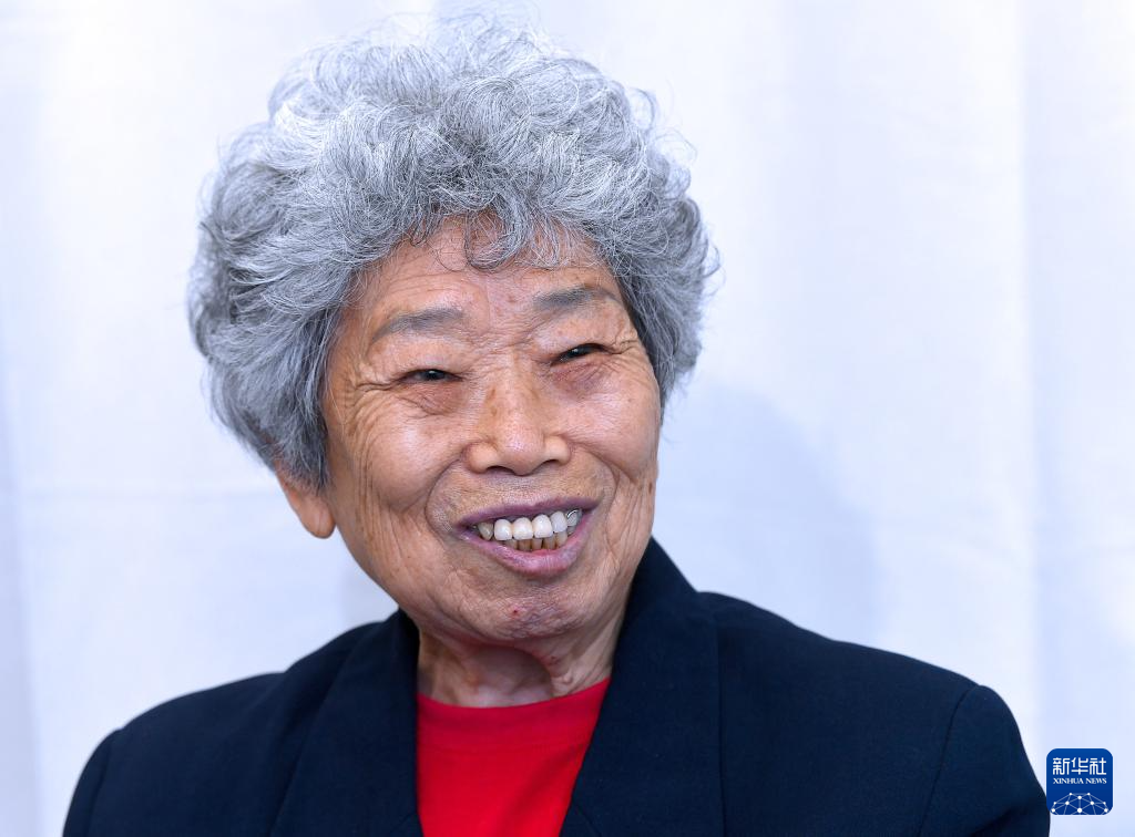 6月24日，在香港屯门欣田邨服务处，90岁的抗日老战士林珍接受记者采访。新华社记者 陈铎 摄