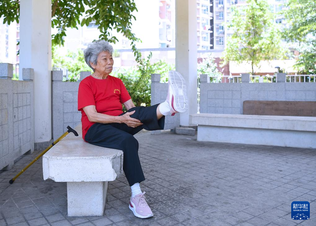 6月24日，香港屯门欣田邨，90岁的抗日老战士林珍在锻炼身体。新华社记者 陈铎 摄