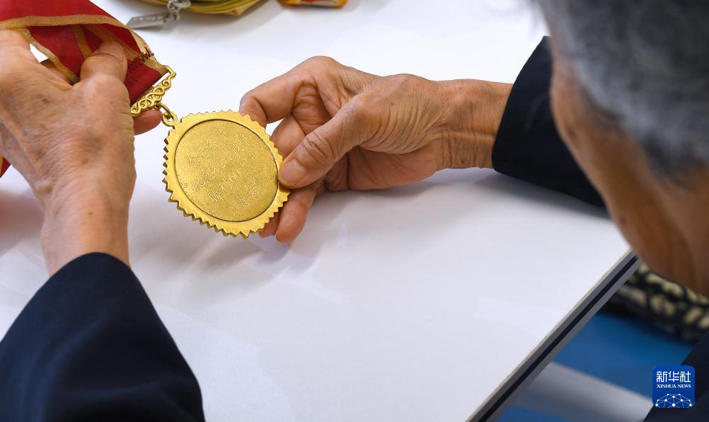 6月24日，在香港屯门欣田邨服务处，90岁的抗日老战士林珍展示她荣获的勋章。新华社记者 陈铎 摄