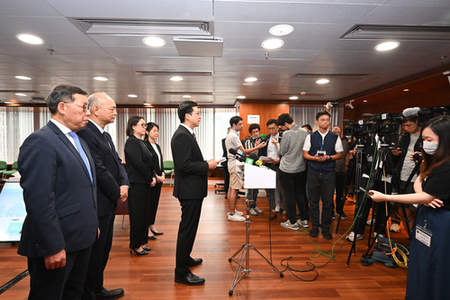 图为立法会选举管理委员会向传媒介绍选务工作。（澳门特区政府新闻局供图）