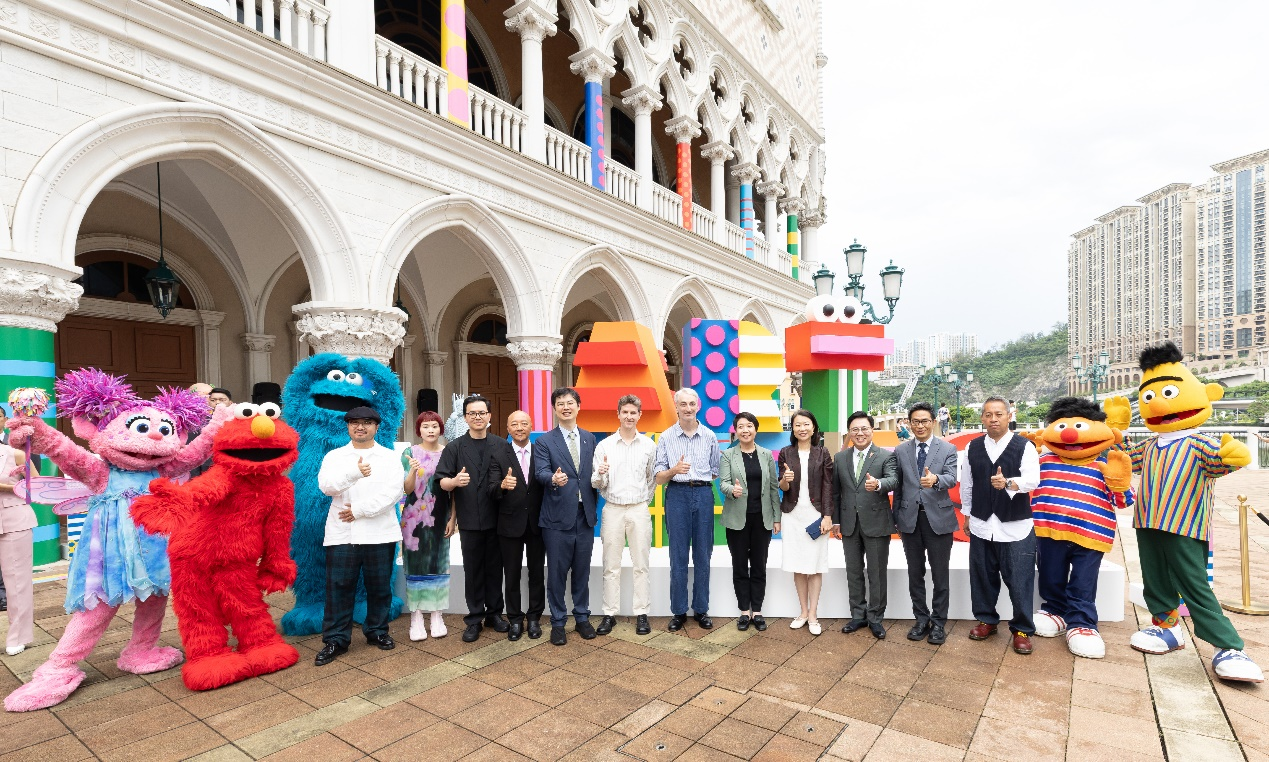 图为策展人、艺术家等与专为澳门创作的艺术作品合影。（主办方供图）