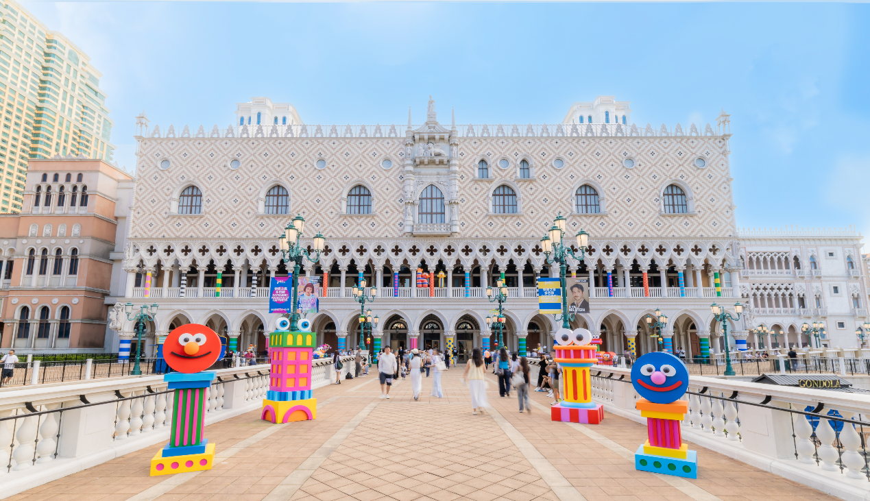 图为与欧式风情建筑外墙浑然天成的艺术场境。（主办方供图）