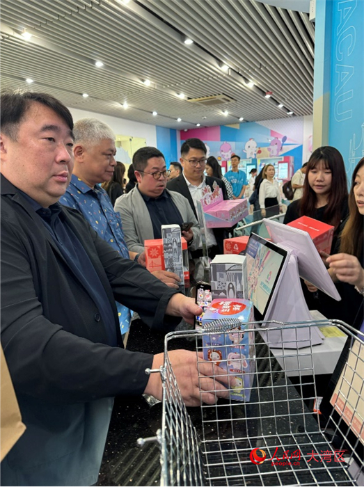 图为许多顾客买到自己心仪的十五运会纪念品。人民网记者 富子梅摄