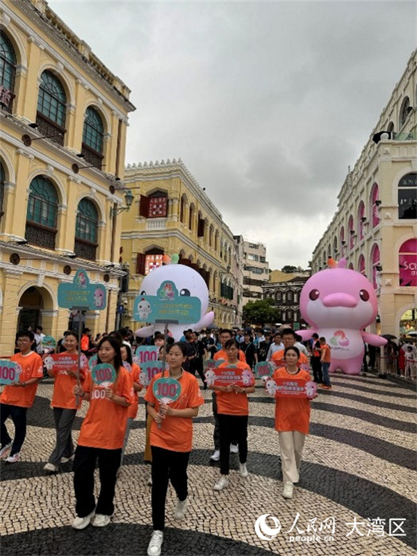 图为“迎百日 健步行”经玫瑰堂步行至议事亭前地。人民网记者 富子梅摄