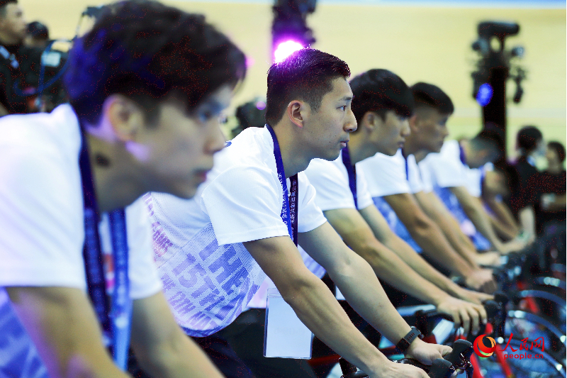 嘉宾与运动员们合力完成“全民共创百万公里大挑战”最后100公里路程。人民网 吴宇扬扬摄