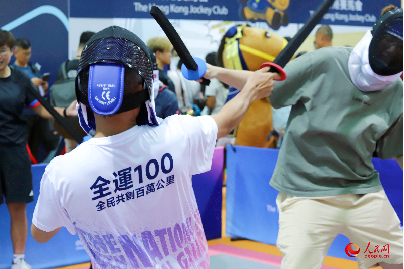 在嘉年华活动中，市民体验击剑运动。人民网 吴宇扬扬摄