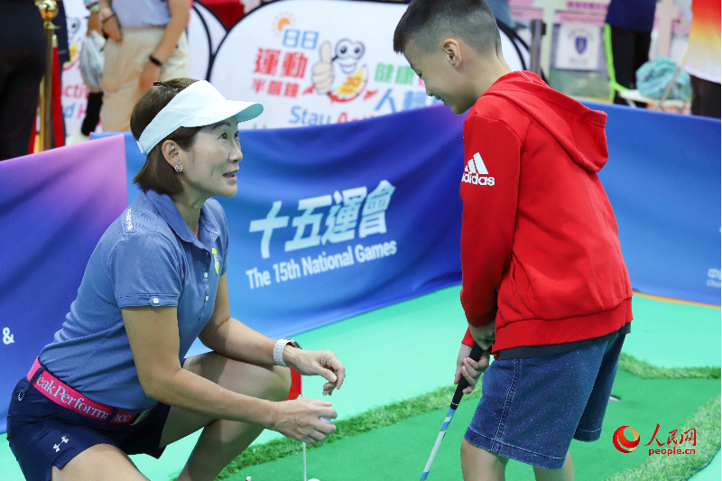 香港小朋友正在尝试打高尔夫球。人民网 吴宇扬扬摄