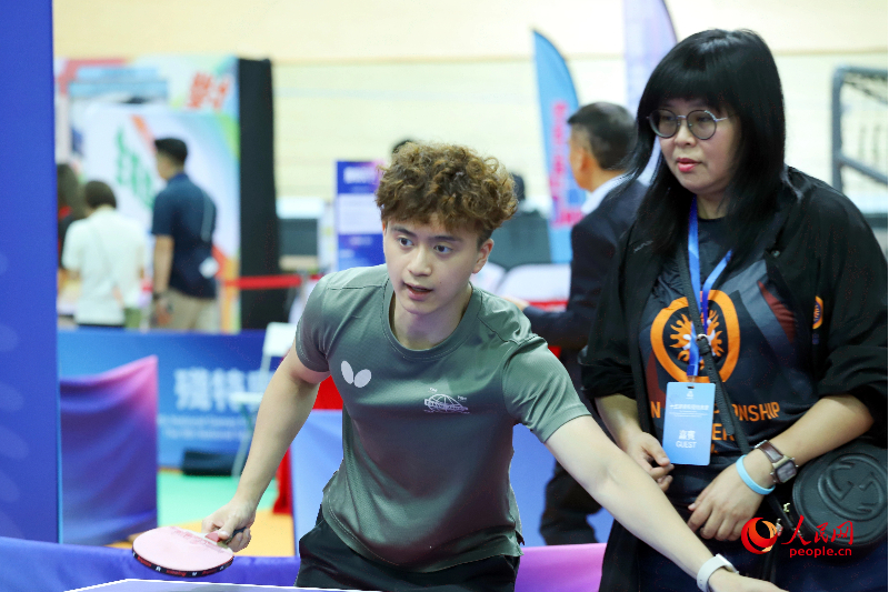 教练正在指导市民打乒乓球。人民网 吴宇扬扬摄