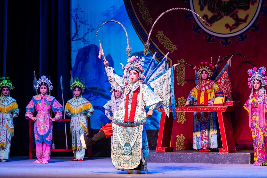 图为澳门学生演出《满门忠烈杨家将》，展现艺术学习成果。澳门特区文化局供图