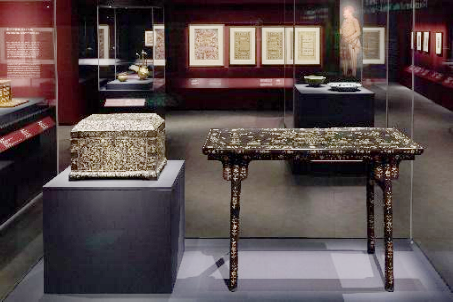 莫卧儿王朝储物箱及中国明代花卉盆景图平头案。香港故宫文化博物馆供图