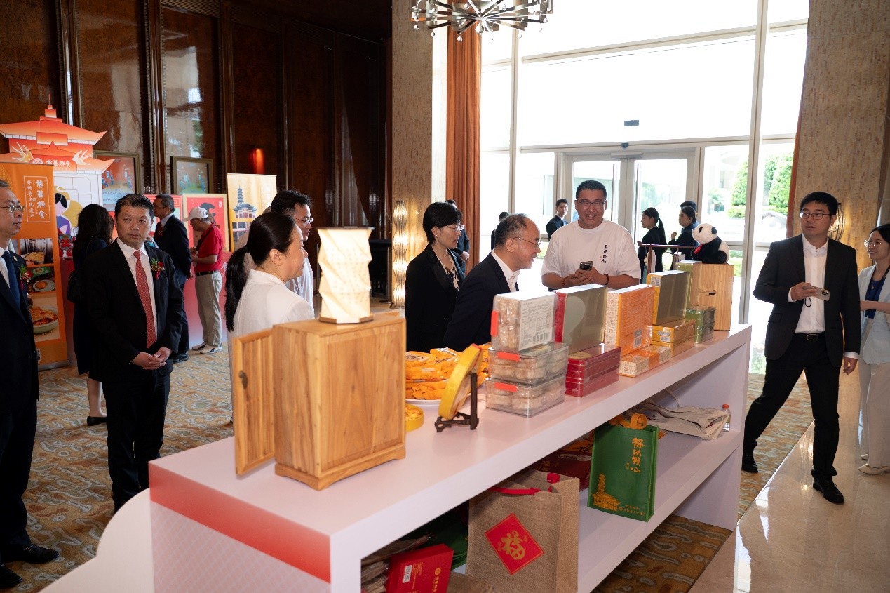 上海非遗美食在澳门展示，吸引众人驻足观看品尝。主办方供图