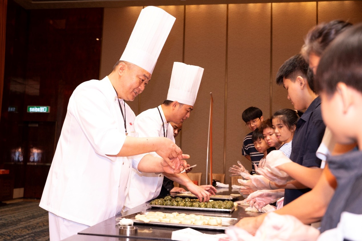 上海大厨现场手把手教小朋友们学习制作非遗点心。主办方供图