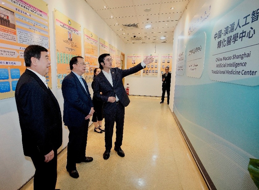 中国—澳沪人工智能转化医学中心主任何耀（右一）介绍中心概况。澳门科技大学供图 