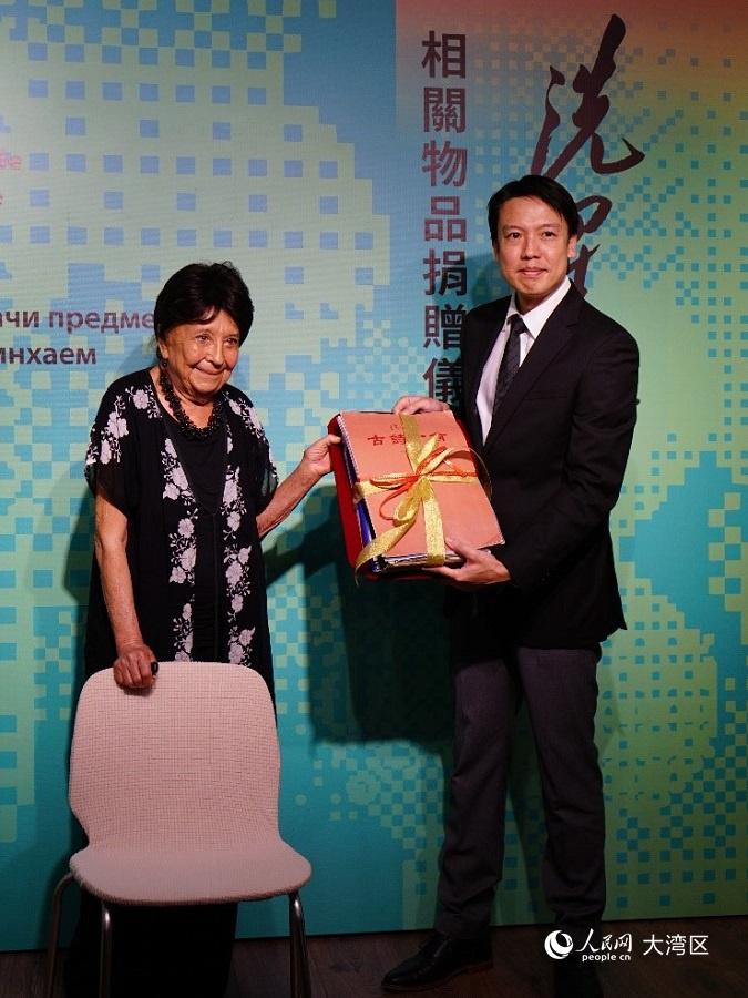 蔡健龙（右）代表特区政府接受拜卡达莫娃（左）的捐赠。人民网记者 富子梅摄