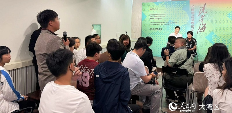 参加捐赠仪式的澳门中学生与拜卡达莫娃现场交流。人民网记者 富子梅摄