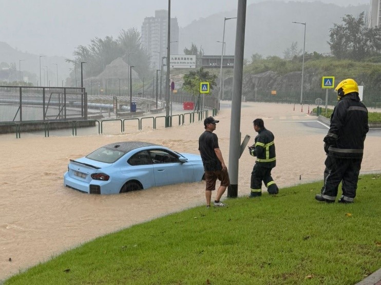 消防员救援暴雨受困人士。澳门特区民防行动中心供图