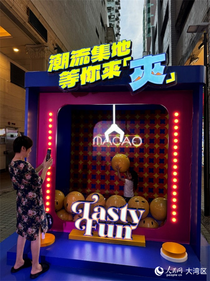 图为游人在打卡装置处拍照留影。人民网记者 富子梅摄