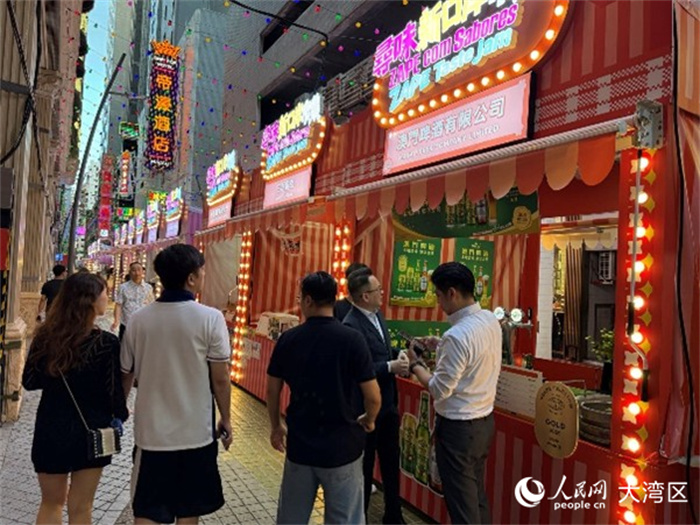 图为游人在市集购买饮品。人民网记者 富子梅摄