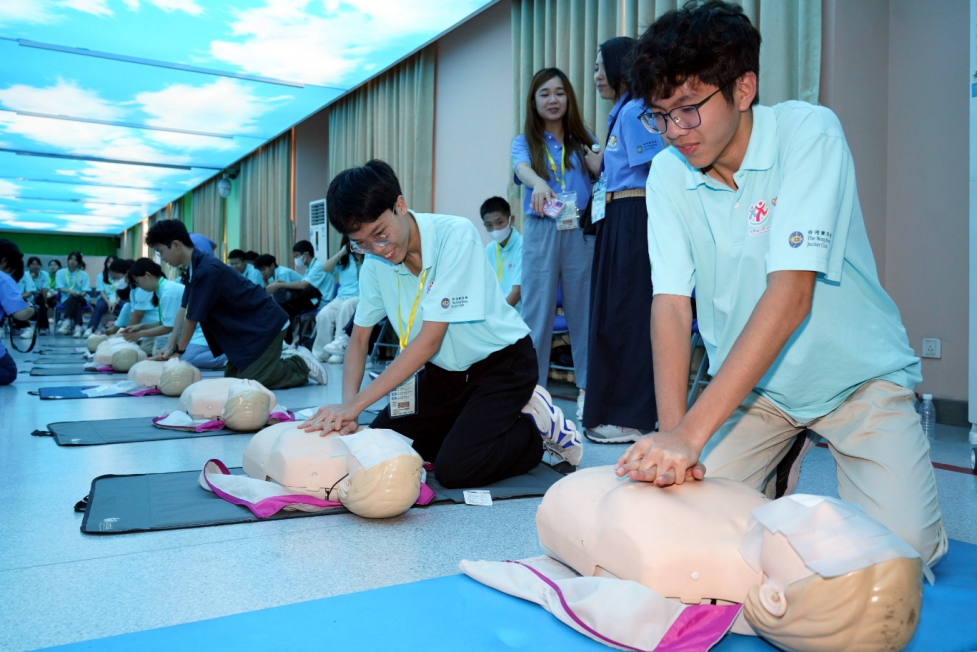 学员参观四川大学-香港理工大学灾后重建与管理学院。香港赛马会供图
