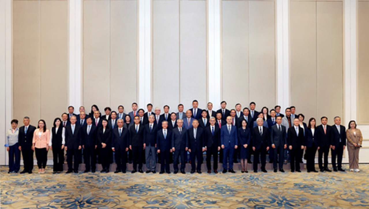 图为岑浩辉与第七届立法会全体议员合影。澳门特区政府新闻局供图