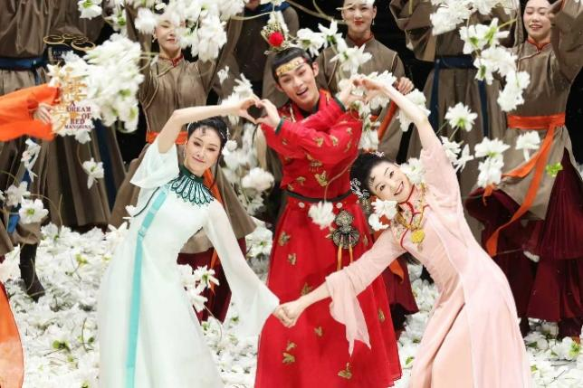 图为主要演员向观众谢幕。主办方供图