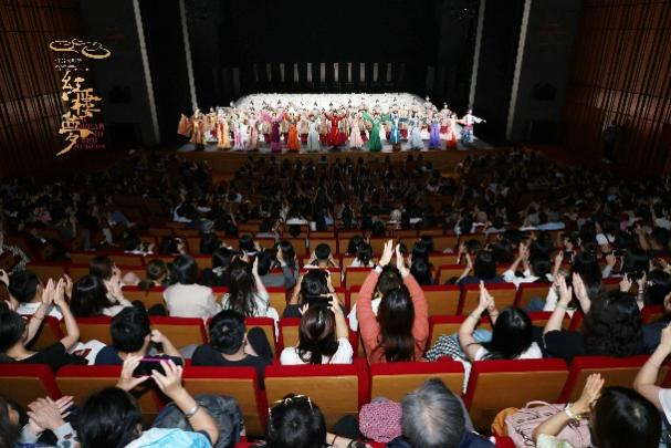 图为在观众持续10余分钟的掌声中，舞者们数次谢幕。主办方供图